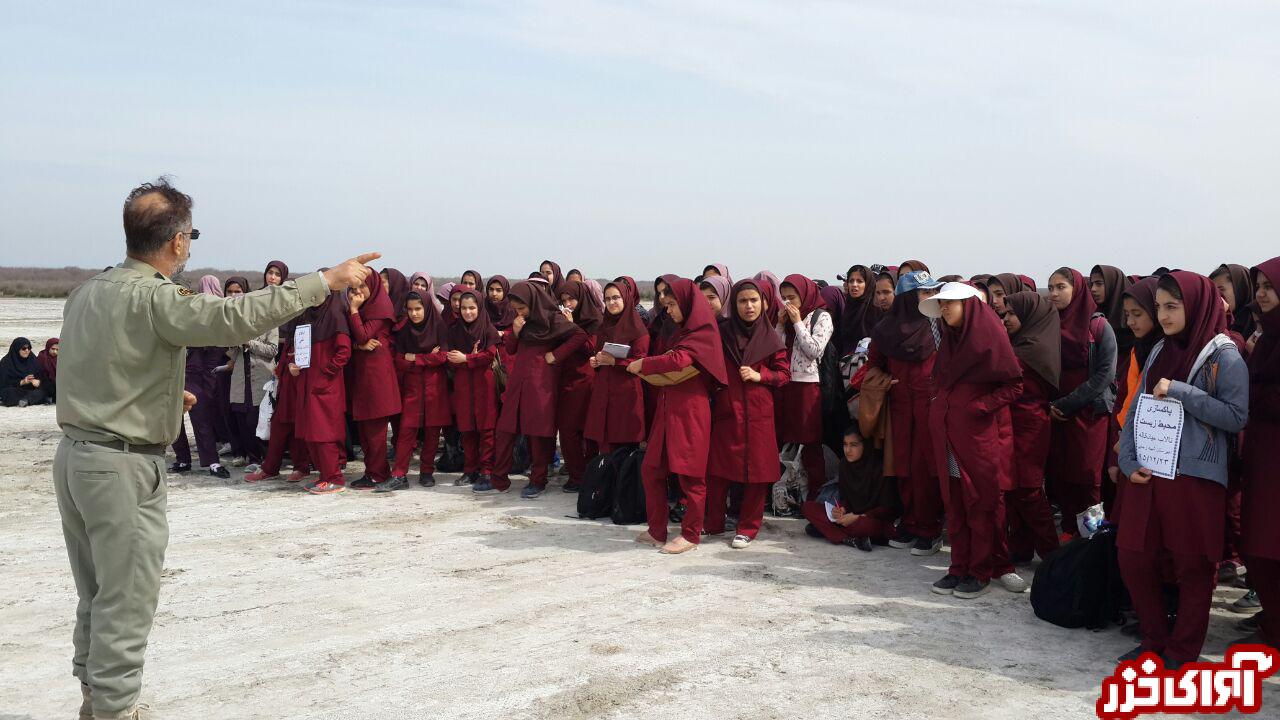 بازدید خانواده آلمانی از میانکاله/ پاکسازی ساحل میانکاله توسط دختران دانش‌آموز