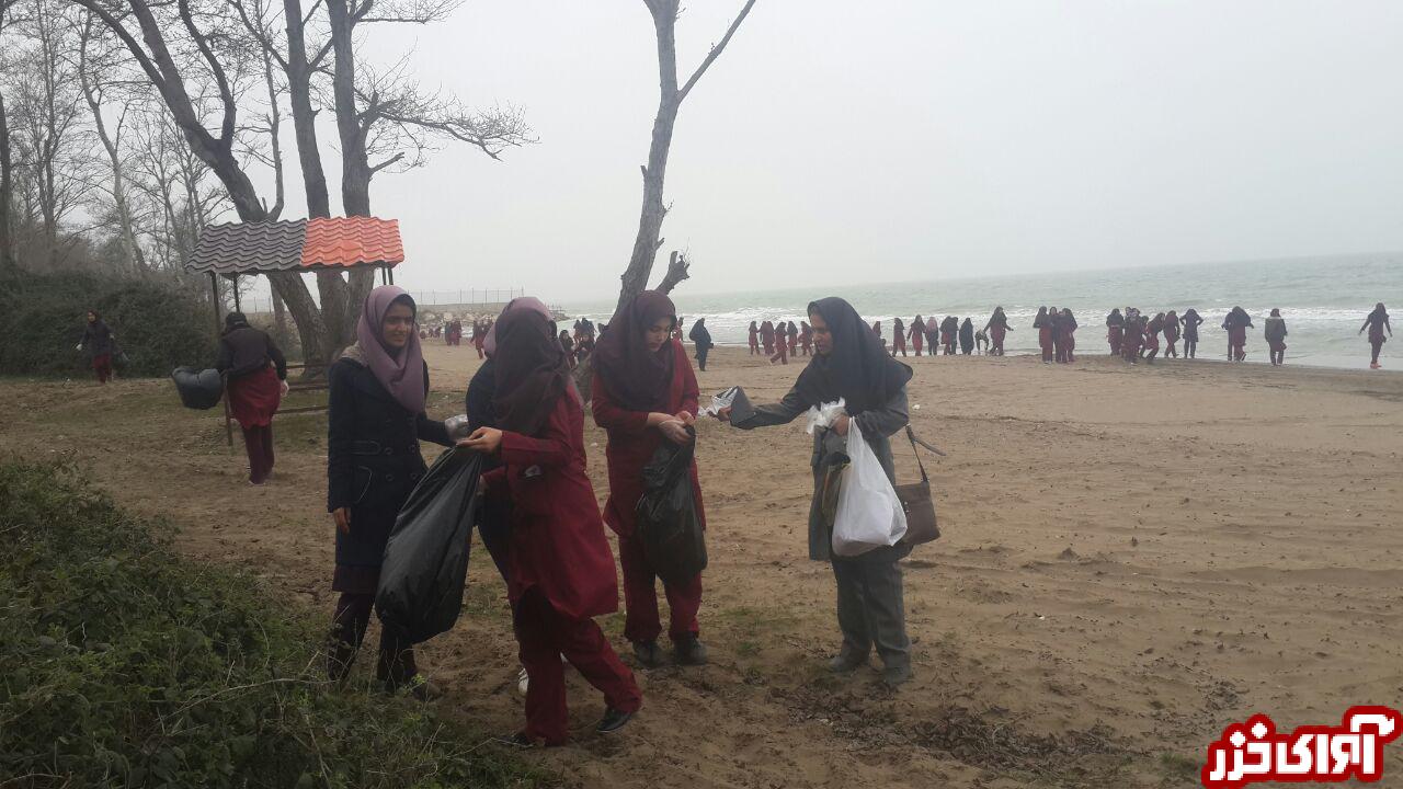 بازدید خانواده آلمانی از میانکاله/ پاکسازی ساحل میانکاله توسط دختران دانش‌آموز