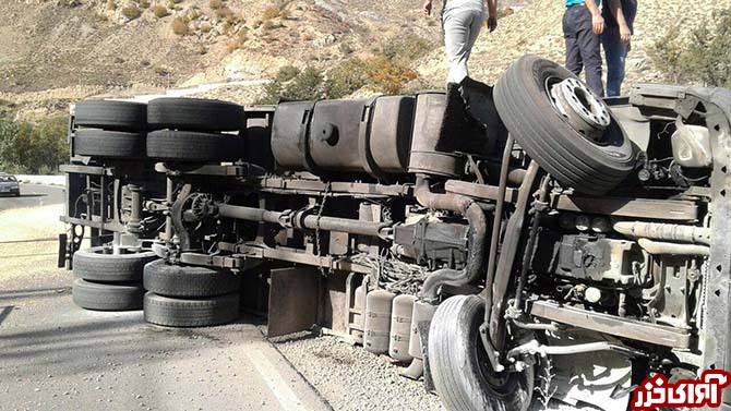 قطع‎شدن دست راننده تریلی بر اثر واژگونی خودرو در سوادکوه