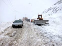 برف سنگین در ارتفاعات نکا رانندگان را گرفتار کرد/ خودروهای گرفتار، زنجیرچرخ ندارند/راهداری در حال بازگشایی مسیر است