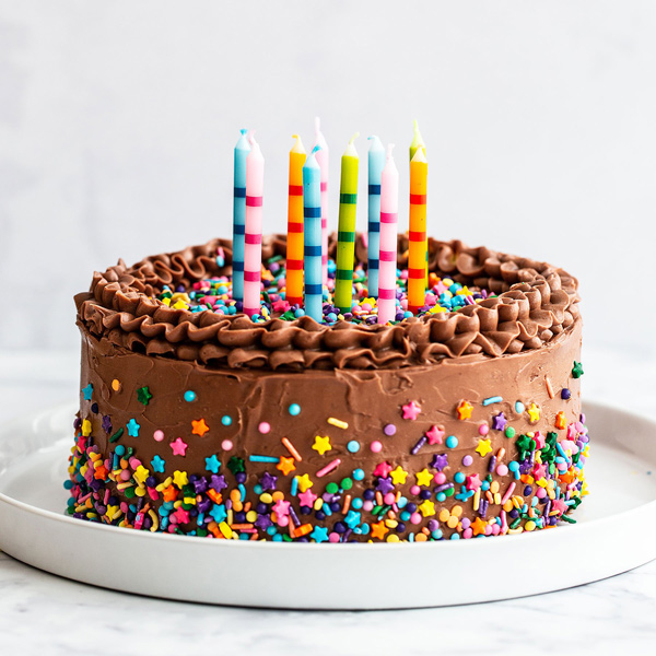 طرز تهیه کیک تولد خامه‌ای شکلاتی با روکش گاناش