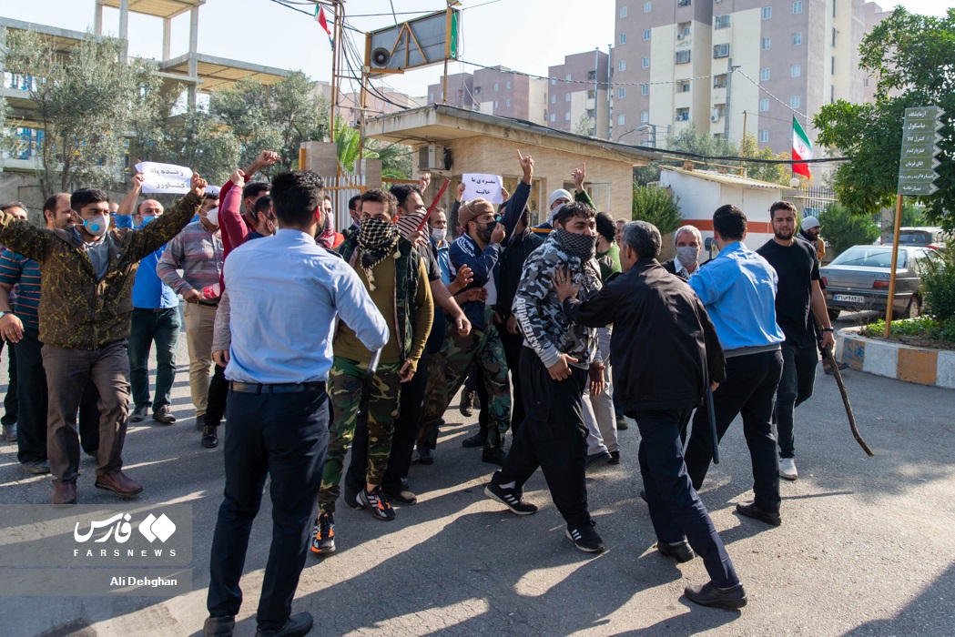 ممانعت نگهبانان اداره از ورود افراد معترض