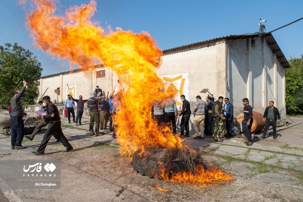 به آتش کشیدن مواد سوختنی توسط معترضین