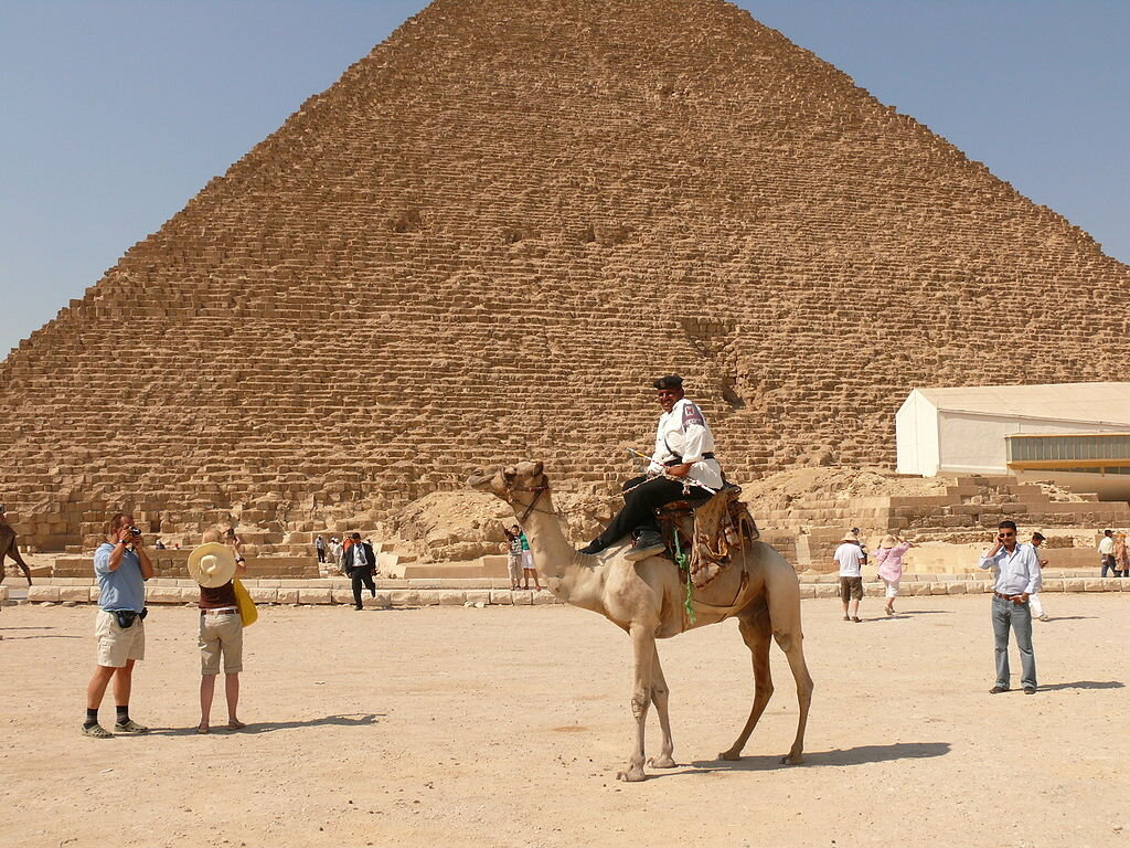 پلیس شترسوار اهرام مصر یکی از جاذبه‌های گردشگری این سایت تاریخی است.