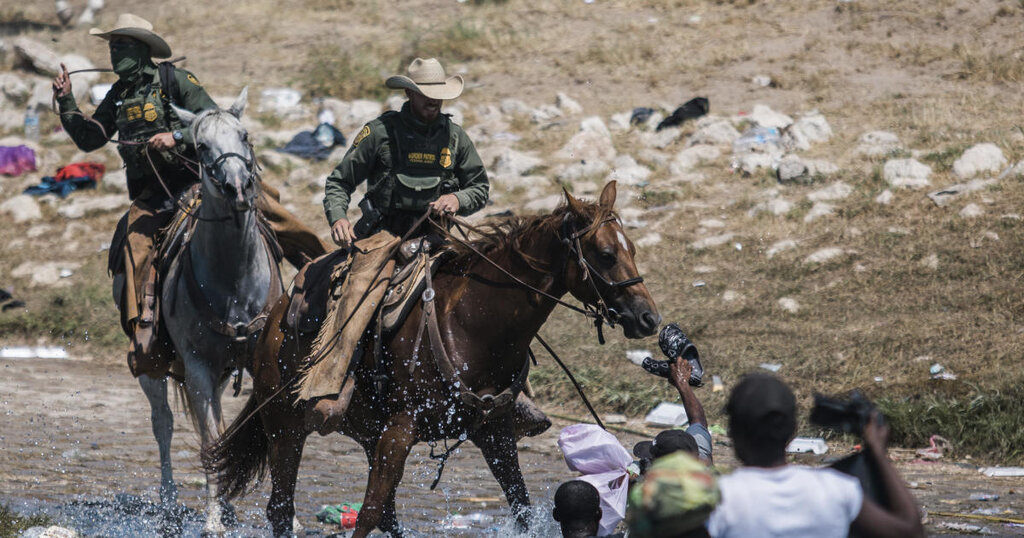پلیس سواره مرزهای جنوبی آمریکا مهاجران از همه جا مانده هائیتی را از مرزهای خود بیرون می‌راند.