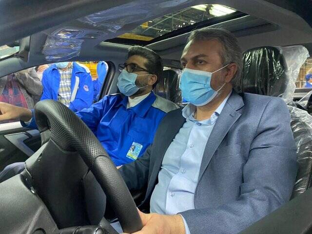 عکس/ وزیر صمت سوار بر تارا اتوماتیک ایرانی 