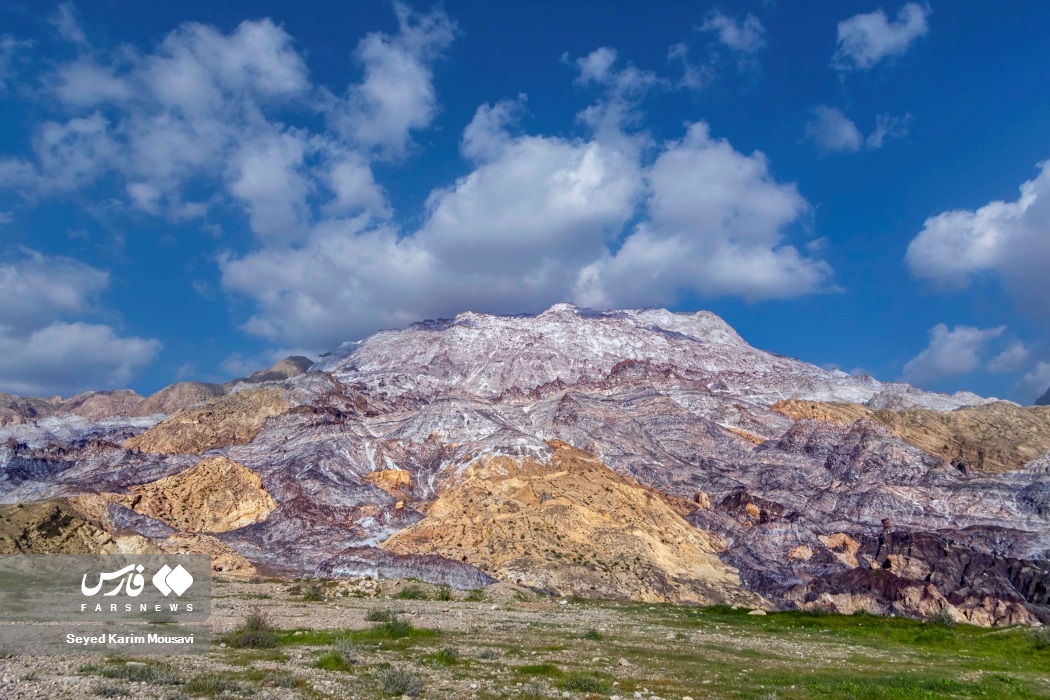 نمای کلی از کوه نمکی واقع در استان بوشهر