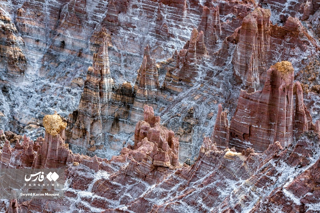 نگاره های طبیعی از سنگ های تراشیده شده در کوه نمک