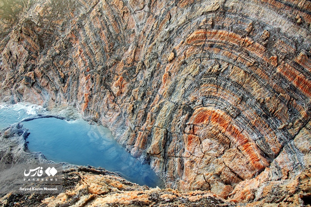 نقش بندی نگاره های طبیعی در دیواره های کوه نمکی بر اثر فرسایش‌های آبی