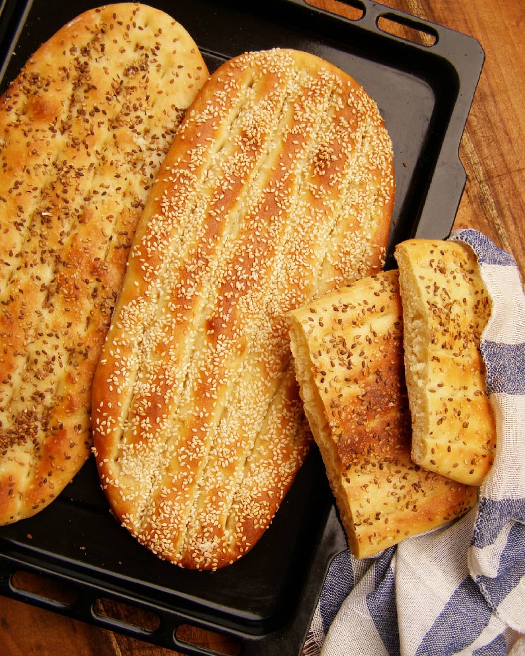 طرز تهیه نان سیر با نان تست، نان شیرمال ساده و نان بربری خانگی