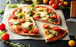 ترفند فست‌فودی‌ها برای کش‌دار شدن پنیر پیتزا
