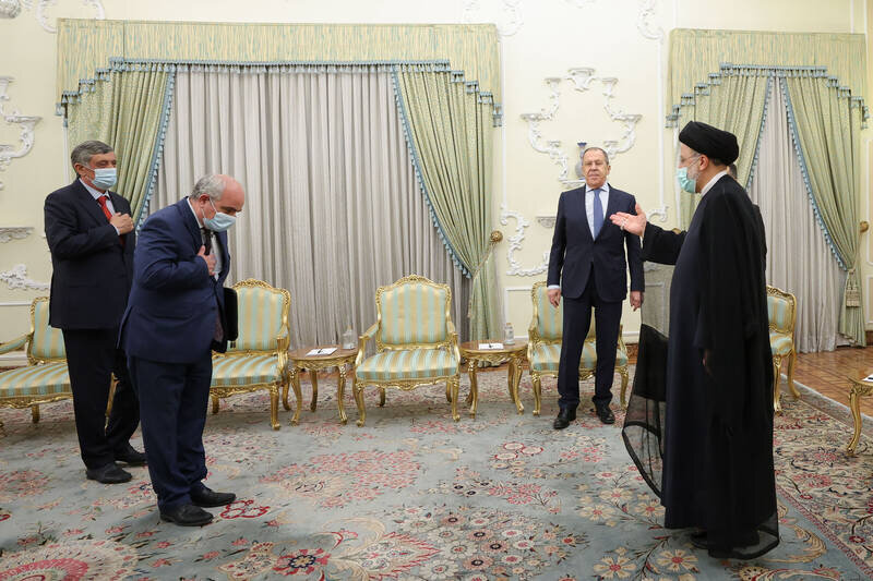 یک بام و دو هوای روس ها در مسکو و تهران / نحوه حضور عجییب وزیرخارجه روسیه در دیدار با رئیسی + عکس ها