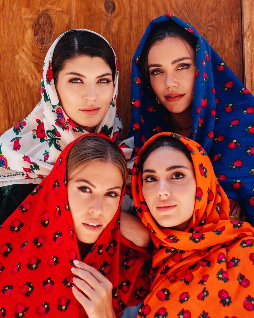 تصاویر | زن روس که ۳۰۰ سلبریتی را به ایران آورد | توریست‌ها هم عاشق حجاب می‌شوند