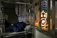ببینید| زندگی در خانه‌های قفسی هنگ کنگ/ واقعا انسان در این قفس‌ها زندگی می‌کند