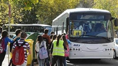 دانش‌آموزان در کشورهای دیگر چگونه به مدرسه می‌روند؟ | اتوبوس رایگان برای دانش‌آموزان اسپانیایی