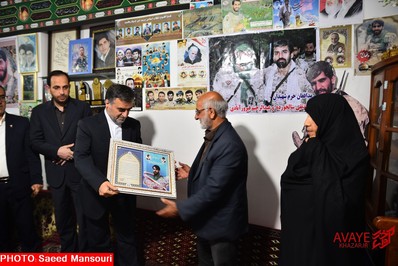 دیدار استاندار مازندران با خانواده ۲ شهید مدافع حرم در نکا