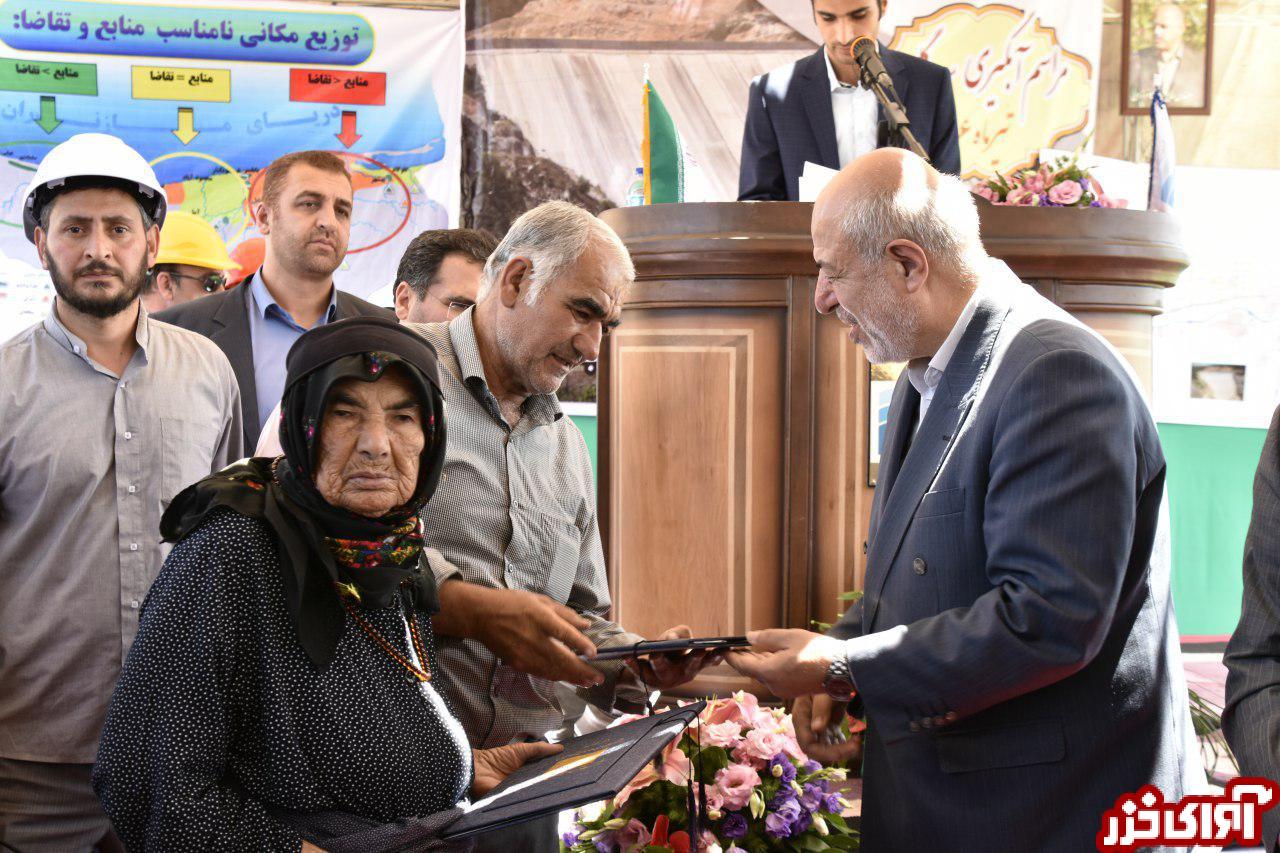 تقدیر وزیر نیرو از خانواده شهیدان قربانی و دومهری در حاشیه مراسم آغاز آبگیری سد گلورد