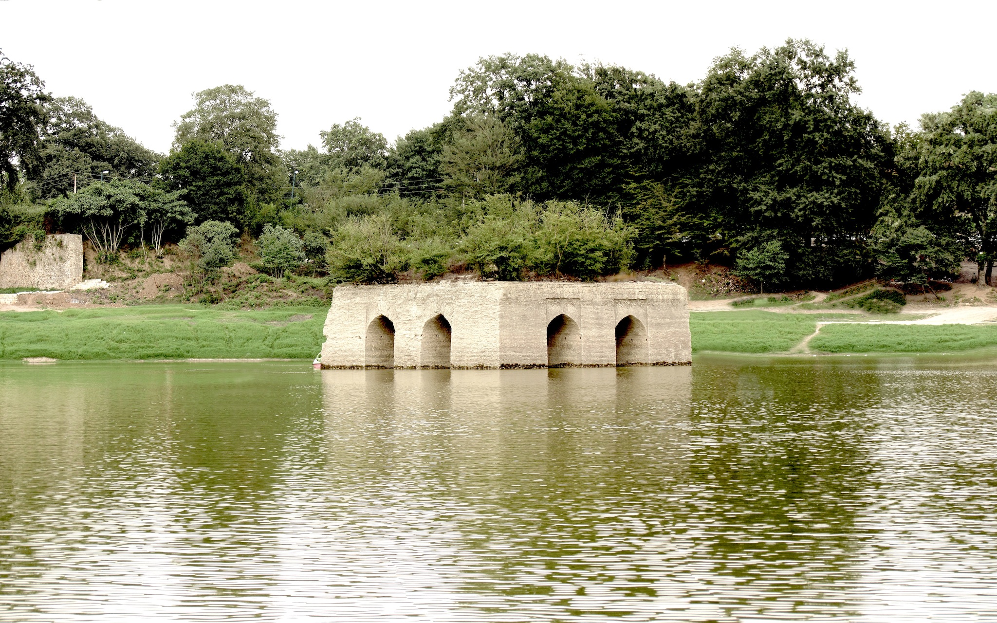 بازکردن دریچه سد عباس‌آباد بهشهر جهت جلوگیری از بالاآمدن آب