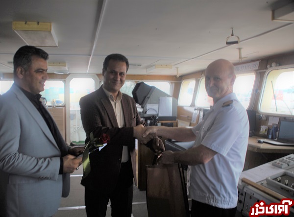 تبریک سال نو میلادی به کارکنان کشتی‌های پهلوگرفته در بندر امیرآباد + تصاویر