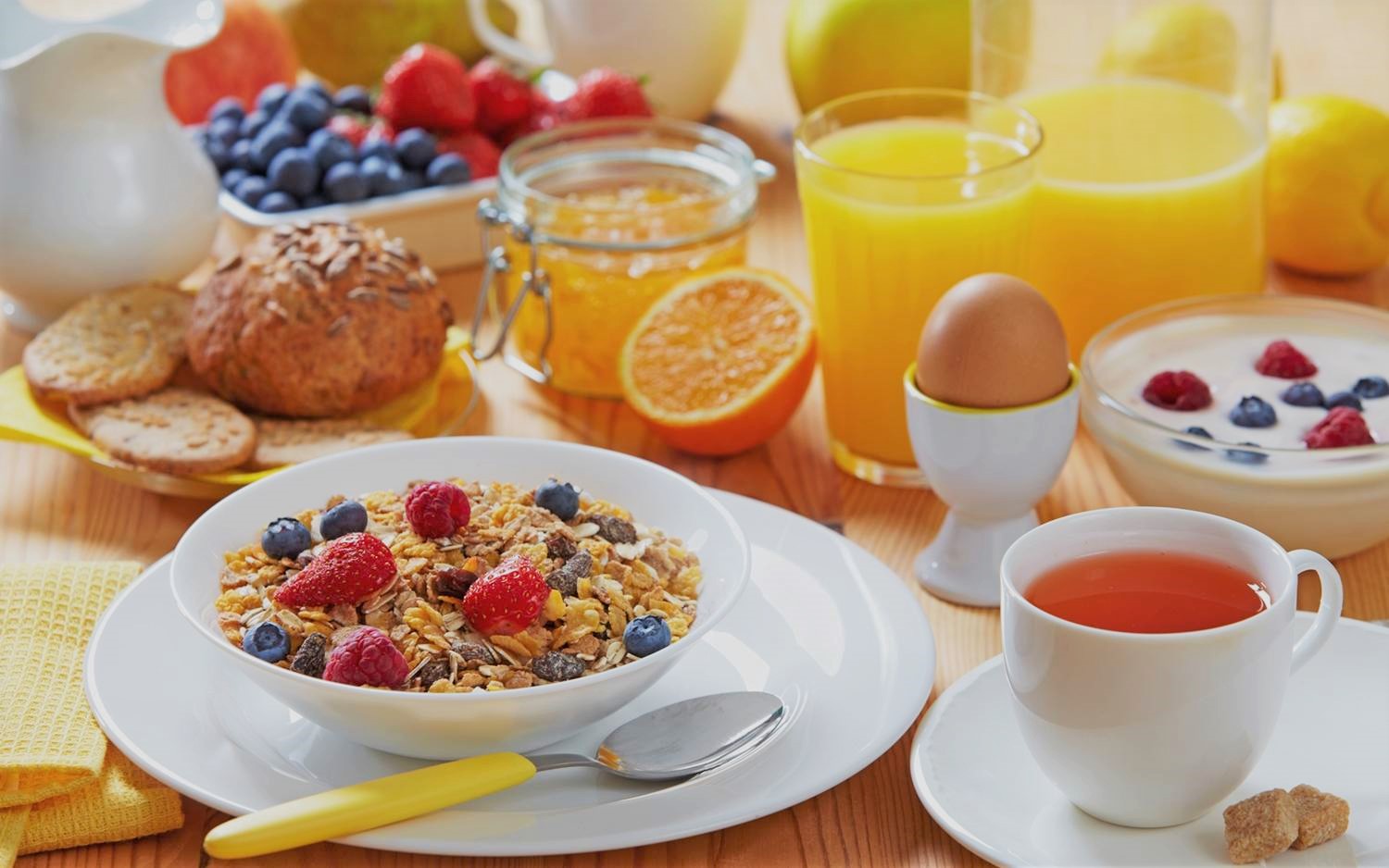 صبحانه اوتمیل چیست؟ طرز تهیه انواع اوتمیل رژیمی ساده، میوه‌ای و شکلاتی و ...