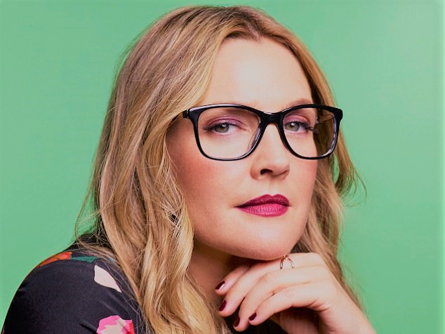 10 ترفند آموزش میکاپ و آرایش صورت برای خانم‌های عینکی؛ بهترین مدل فریم عینک