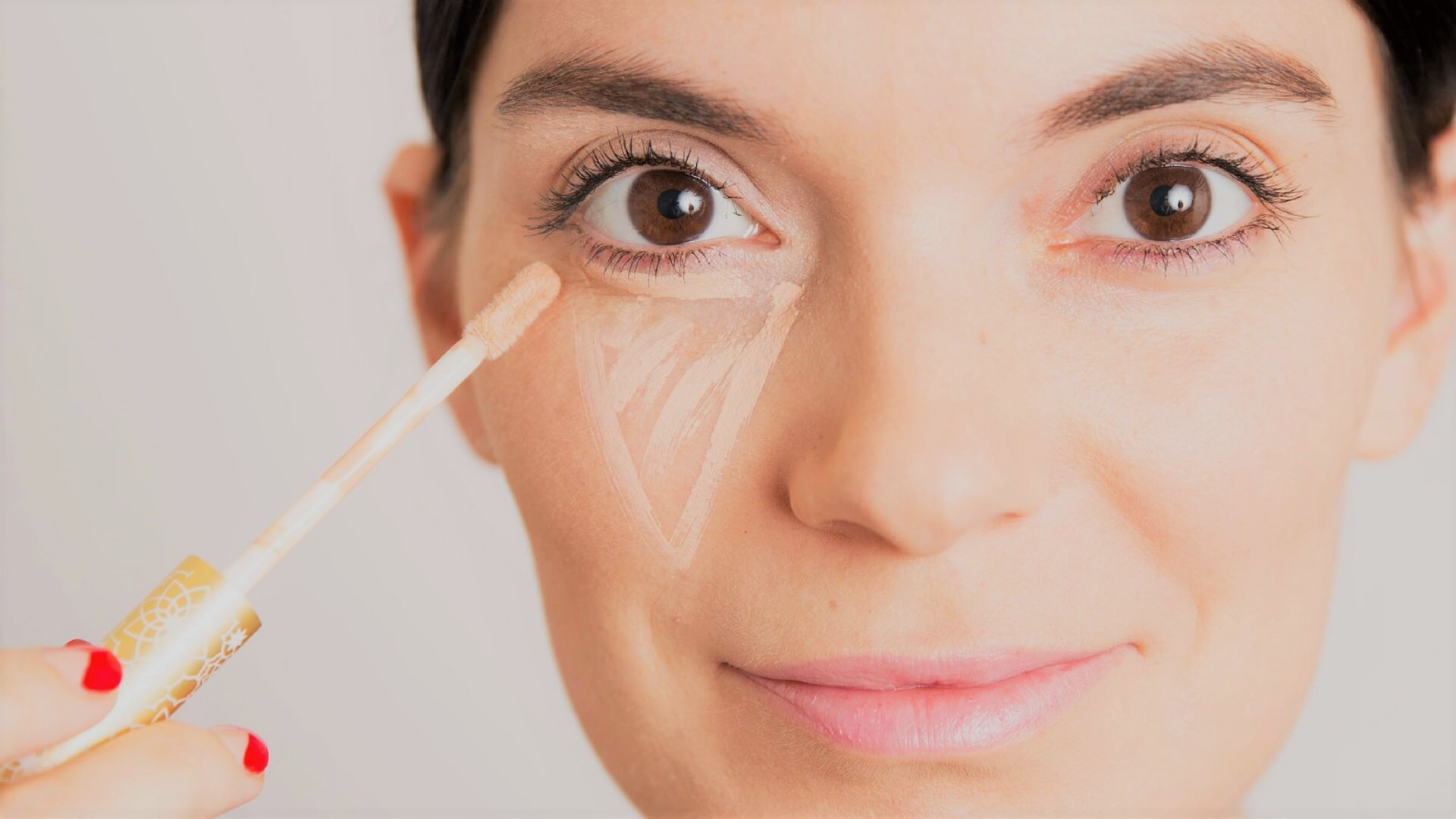 10 ترفند آموزش میکاپ و آرایش صورت برای خانم‌های عینکی؛ کانسیلر بزنیم یا نزنیم؟