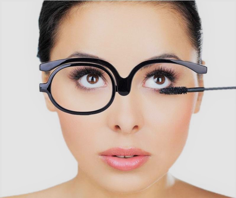 10 ترفند آموزش میکاپ و آرایش صورت برای خانم‌های عینکی؛ چطور ریمل بزنیم