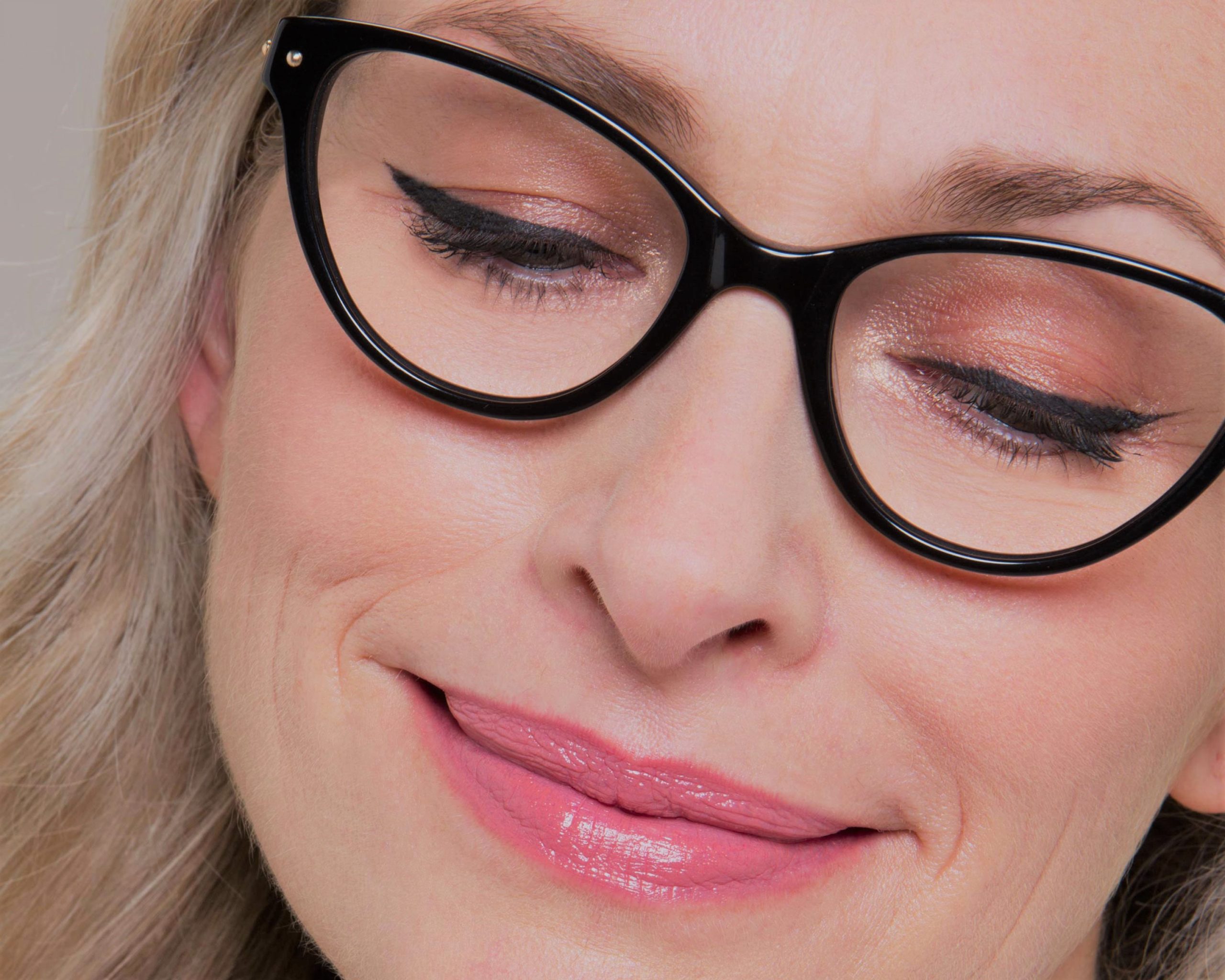 10 ترفند آموزش میکاپ و آرایش صورت برای خانم‌های عینکی؛ بهترین مدل خط چشم