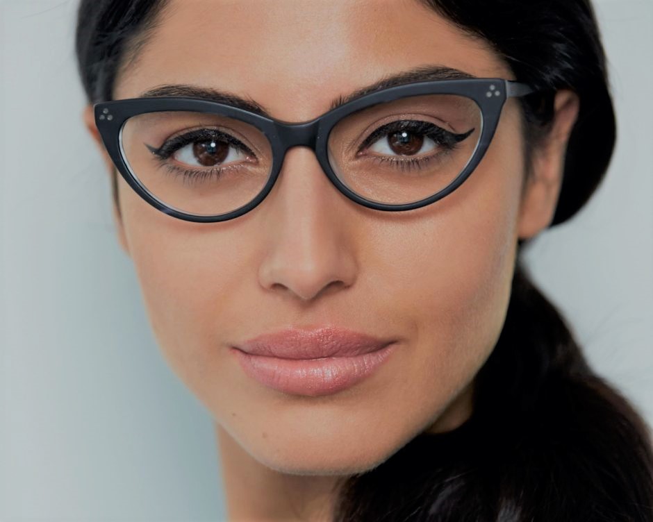 10 ترفند آموزش میکاپ و آرایش صورت برای خانم‌های عینکی؛ بهترین رنگ رژلب برای عینکی‌ها
