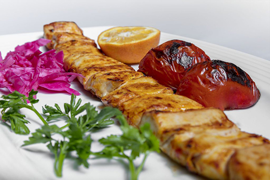 طرز تهیهی جوجه کباب رستورانی با ماست؛ لذیذ و حرفهای طرز تهیهی جوجه کباب رستورانی با ماست، لذیذ و حرفهای