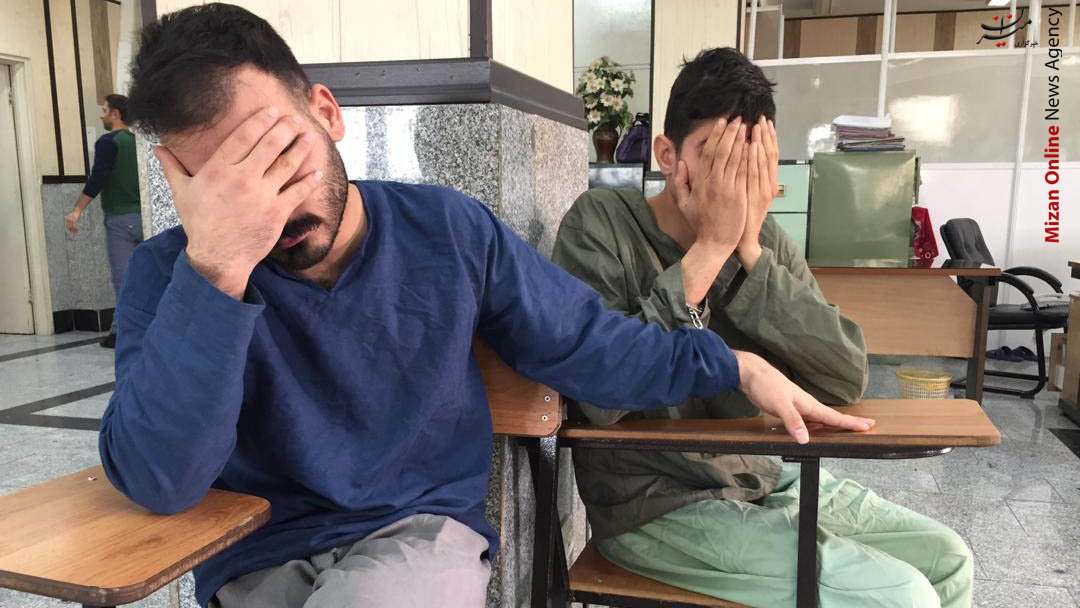 رسیدگی به پرونده ۲ پسر جوان که با شکایت شاکیان متهم به تجاوز به عنف شده بودند / واکنش قاضی قربان زاده به ادعای متهم در خصوص اعتراف اجباری در پلیس آگاهی: اگر در زندان به شما تلقین کردند و یا یاد داده اند که در دادگاه این جملات را بگویید باید بگویم که یا شما درست یاد نگرفته اید و یا آنها به شما درست یاد نداده اند رسیدگی به پرونده ۲ پسر جوان که با شکایت شاکیان متهم به تجاوز به عنف شده بودند / واکنش قاضی قربان زاده به ادعای متهم در خصوص اعتراف اجباری در پلیس آگاهی: اگر در زندان به شما تلقین کردند و یا یاد داده اند که در دادگاه این جملات را بگویید باید بگویم که یا شما درست یاد نگرفته اید و یا آنها به شما درست یاد نداده اند