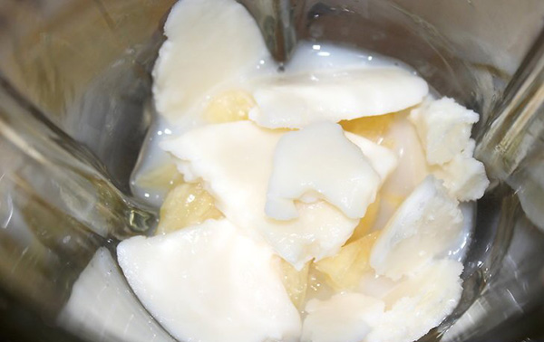 اضافه کردن بستنی و آب آناناس به مواد  داخل مخلوط کن