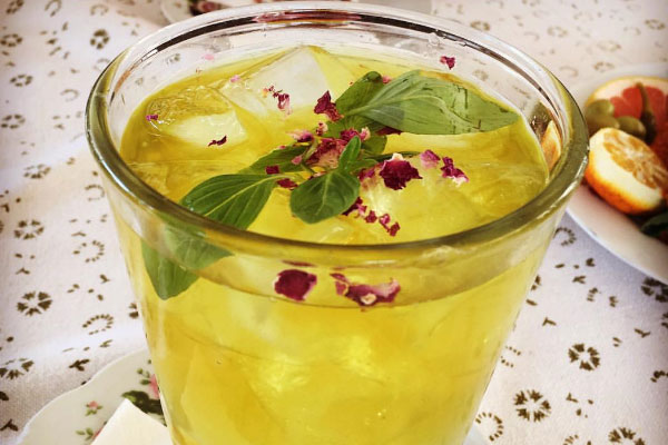 شربت بیدمشک به همراه گلاب طرز تهیه شربت بیدمشک به همراه گلاب