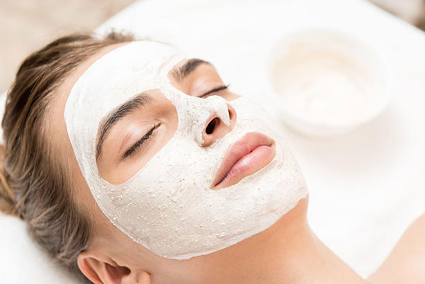راههای پیشگیری از آفتابسوختگی و لکهشدن پوست ۸ نکته برای جلوگیری از لکه آفتاب روی پوست