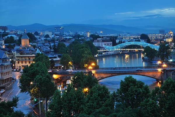 جاهای دیدنی تفلیس را از دست ندهید. (راهنمای بازدید از جاذبههای گردشگری تفلیس گرجستان) جاذبه های گردشگری تفلیس، رودخانه متکواری