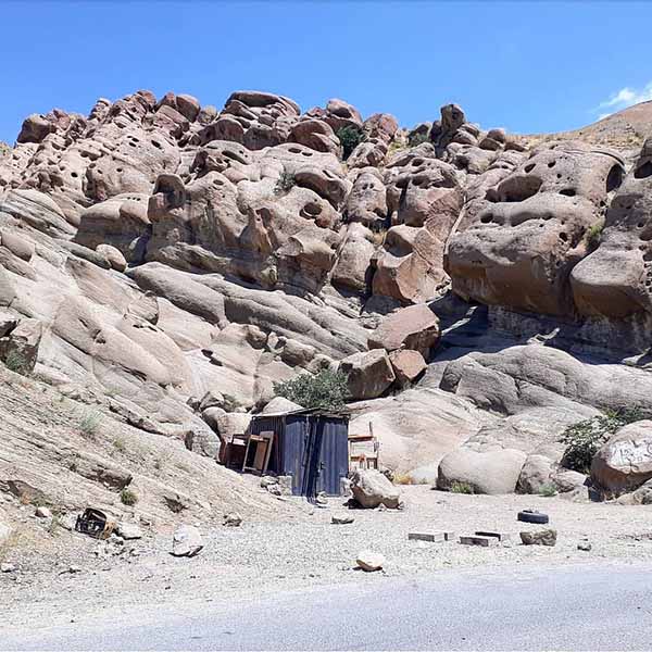 صخره های روستای وردیچ