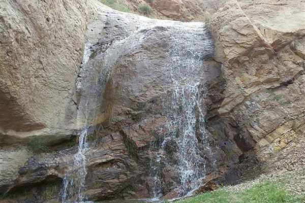 آبشار ناران از جاهای دیدنی تهران در تابستان آبشار ناران از جاهای دیدنی تهران در تابستان