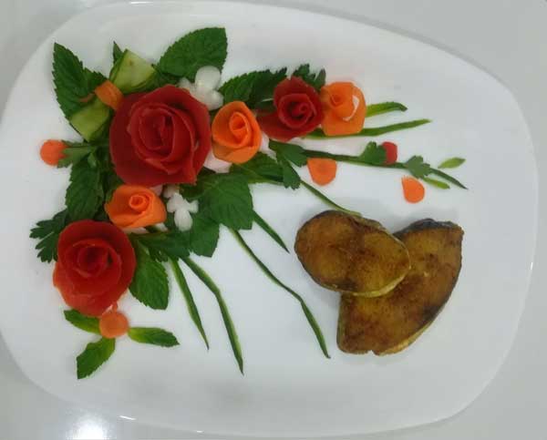 دورچین ظرف ماهی با گل های گوجه فرنگی و هویج