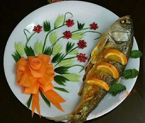 دورچین ظرف با گل های زیبا با هویج، خیار و زرشک