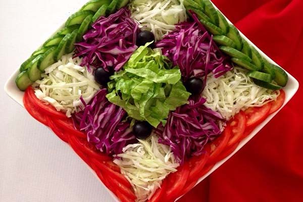 تزیین سالاد کاهو و کلم قرمز مجلسی با ایده هایی ساده تزیین سالاد کاهو و کلم قرمز مجلسی با ایده هایی ساده