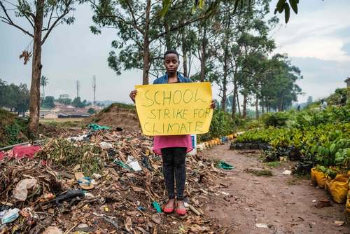 دانش‌آموز فعال محیط زیست اوگاندایی در حال اعتراض به روند افسار گسیخته تخریب محیط زیست وتغییرات اقلیمی/ خبرگزاری فرانسه