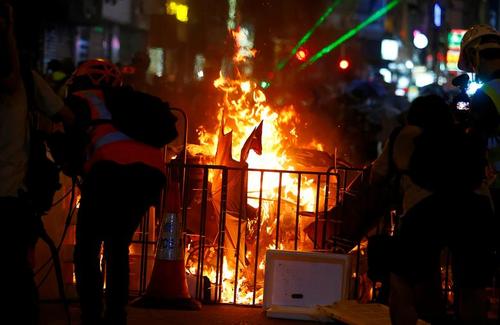 ادامه تظاهرات بر ضد چین در هنگ کنگ. معترضان شنبه شب (دیشب) در مقابل یک مقر پلیس اجتماع کردند و پلیس اقدام به پرتاب گاز اشک آور کرد./ رویترز