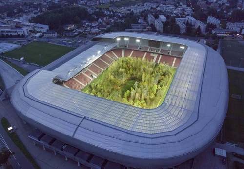 تبدیل موقت استادیوم باشگاهی در اتریش به جنگل/ گاردین