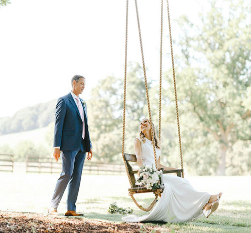 ژست زیبای عکاسی عروس و داماد در فضای باز