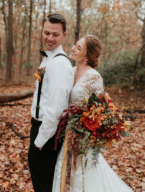 ژست عکاسی در پاییز برای عروس و داماد
