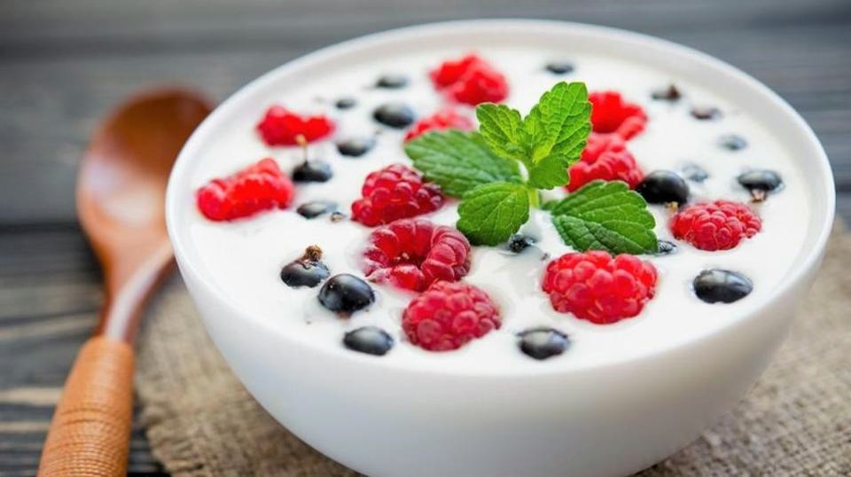 برای هضم سریع غذا چه بخوریم؛ 18 ماده غذایی که باعث هضم سریع غذا میشوند