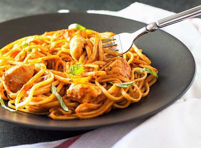 2 طرز تهیه اسپاگتی مرغ و قارچ با خامه یا گوجه فرنگی+ نکات مهم اسپاگتی مرغ