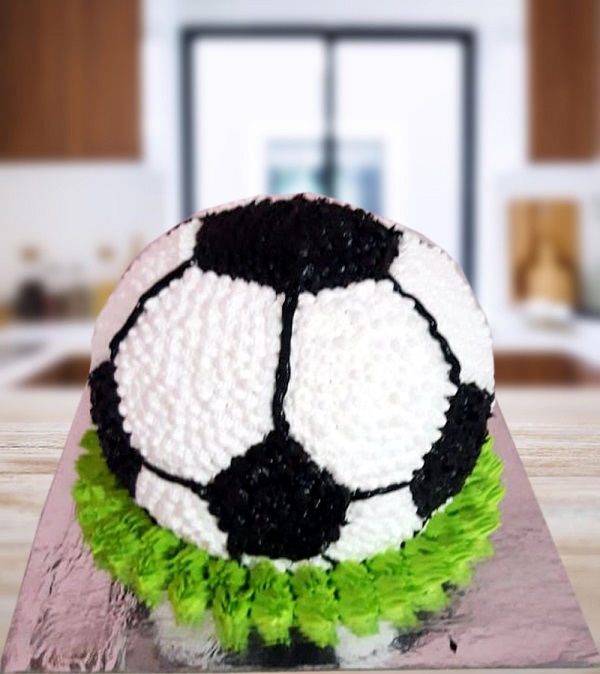 کیک با تم تولد پسرانه فوتبالی