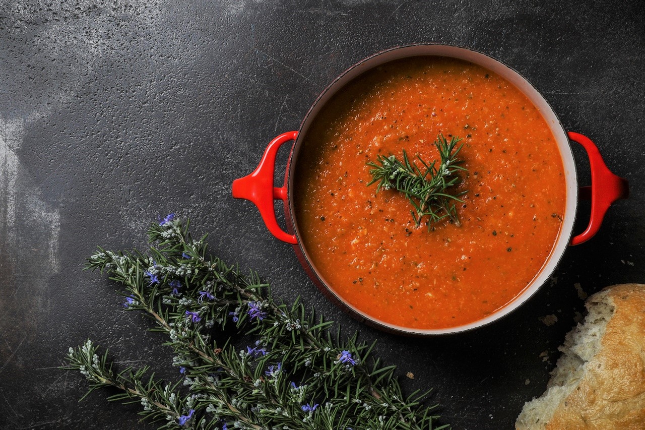 2 طرز تهیه سوپ گوجه فرنگی با برنج و جو و خامه و ریحان به سبک ایتالیایی و ترکیه‌ای