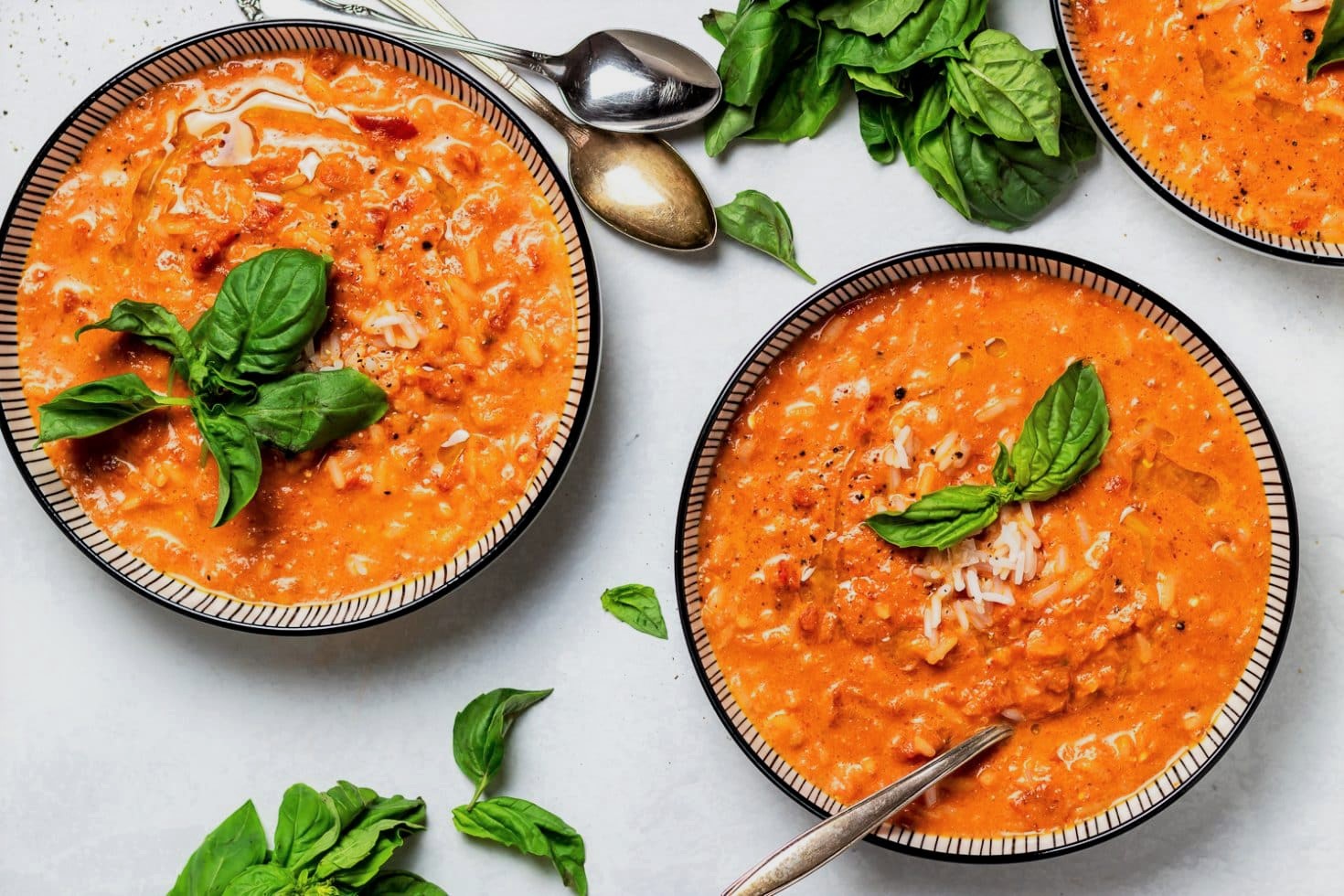 2 طرز تهیه سوپ گوجه فرنگی با برنج و جو و خامه و ریحان به سبک ایتالیایی و ترکیهای